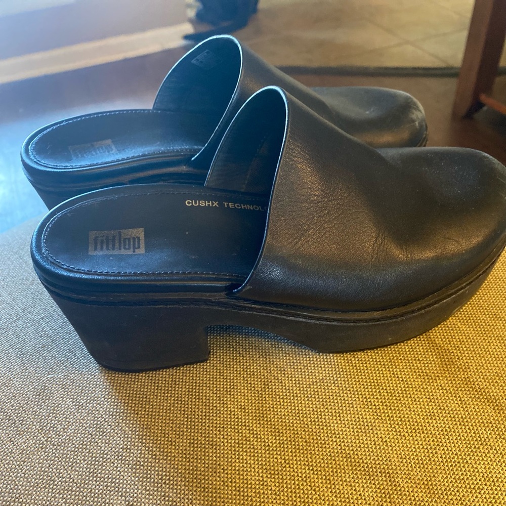 Fitflop brand, platform lightweight mule clog with cushx technology. Size 6.5